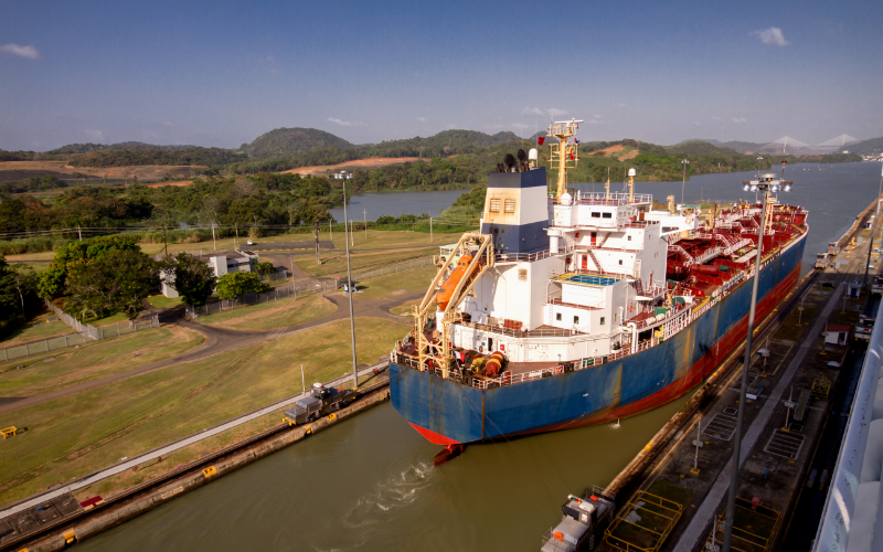 Cruce de cargueros por el Canal de Panamá.