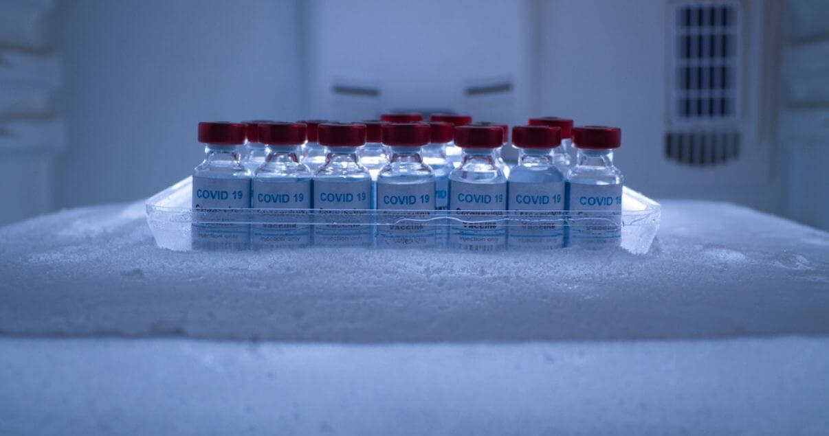 Transporte de vacunas contra el covid-19 dentro de un contenedor reefer para mantener bajas temperaturas
