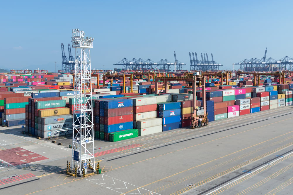 terminal-Códigos de contenedores en terminal portuaria.