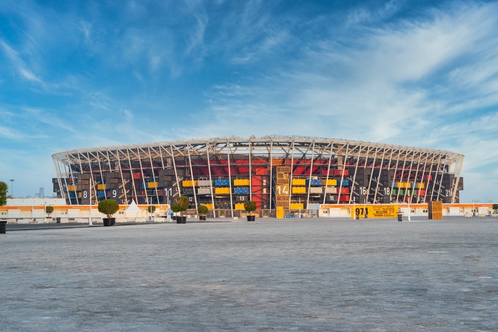 El estadio hecho con contenedores fue diseñado por un estudio español.